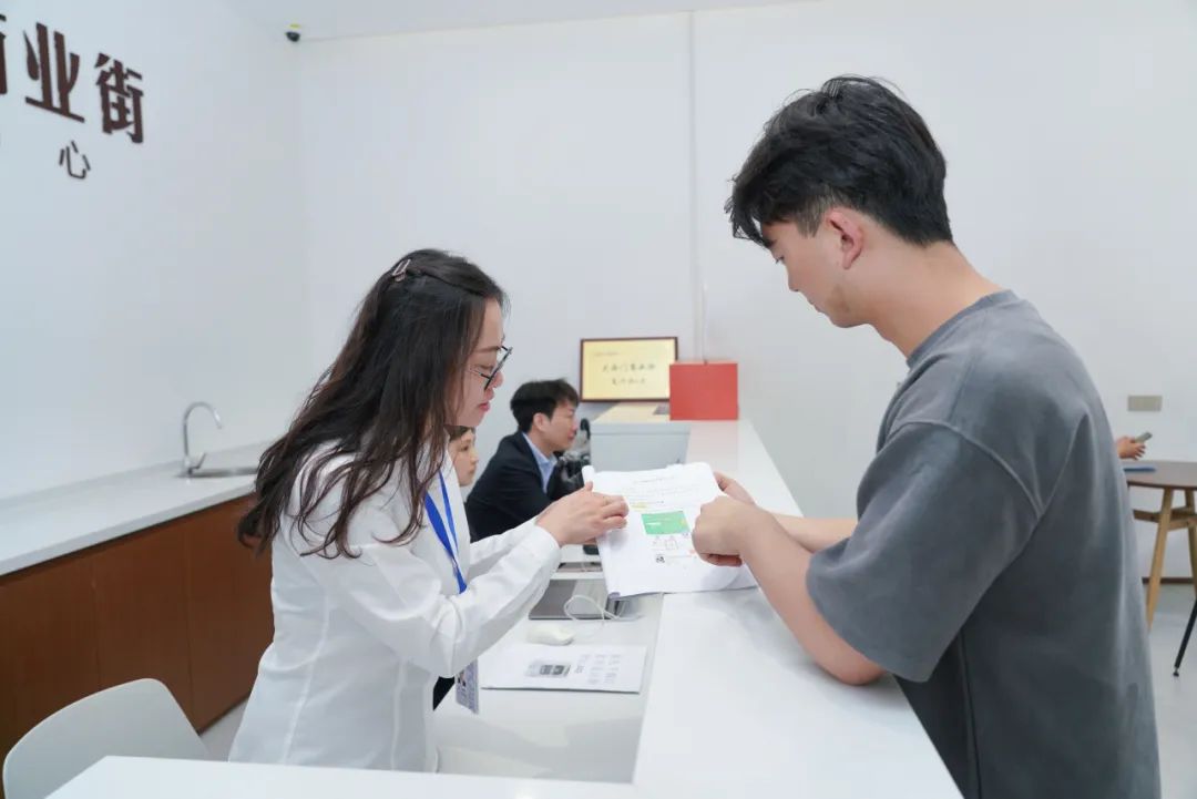 化工公司網(wǎng)站模板,化工公司網(wǎng)頁模板,響應(yīng)式模板,網(wǎng)站制作,網(wǎng)站建站 圖片